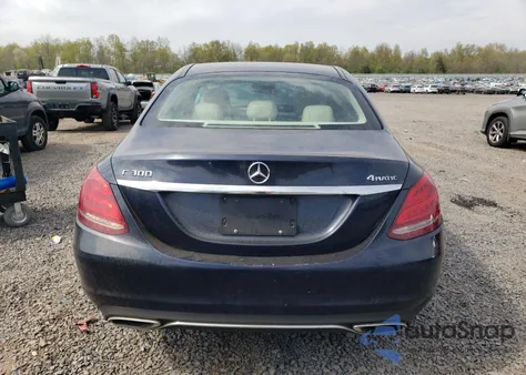 2015 Mercedes-Benz C 300 4Matic z USA, uszkodzony, nr VIN 55SWF4KB7FU095700